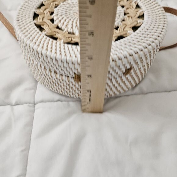 Round Straw Bag White Wicker Rattan Handwoven Crossbody Beach Boho Resortwear - Picture 9 of 9